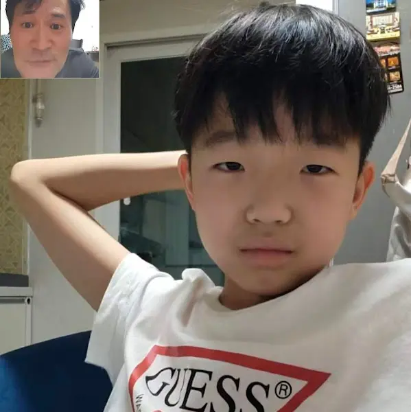 어깨에 손을 얹은 소년