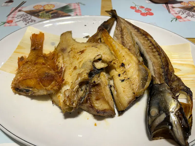 다양한 종류의 생선구이가 푸짐하게 담겨 나온 모습