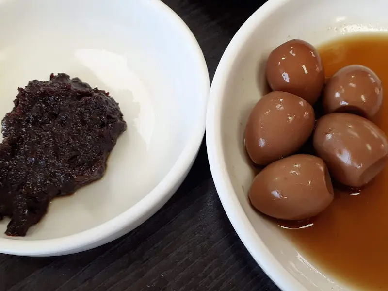 진한 색깔의 막된장과 윤기가 흐르는 메추리알 조림