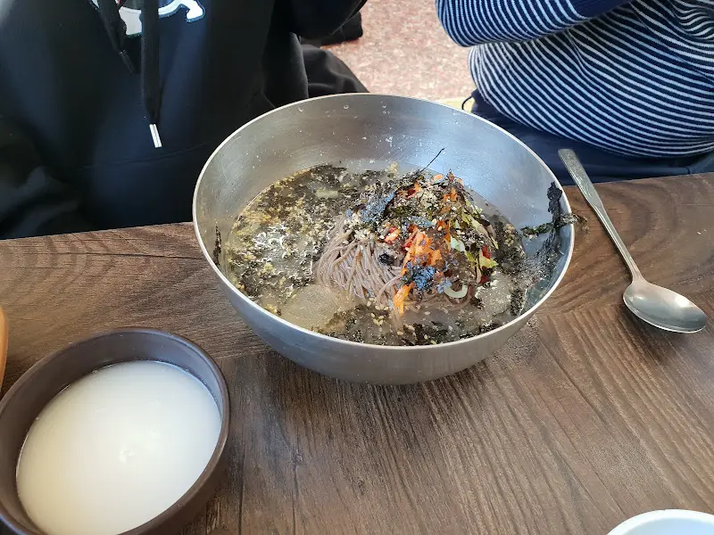 명태회가 곁들여진 시원한 막국수