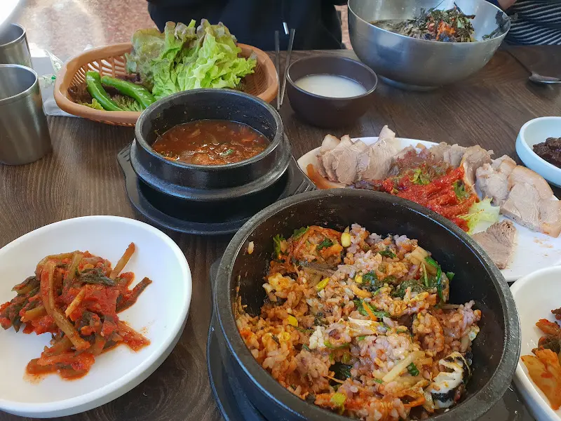 수육, 막국수, 비빔밥, 쌈밥 등 다양한 메뉴가 차려진 푸짐한 한 상