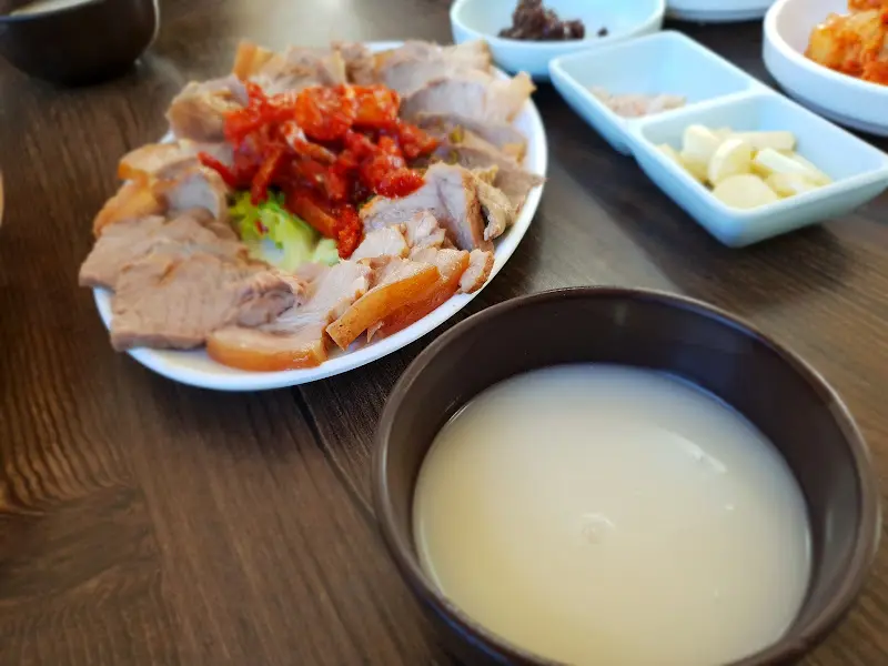 윤기가 흐르는 수육