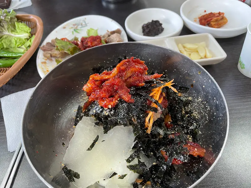 명태회가 올려진 막국수와 쌈 채소