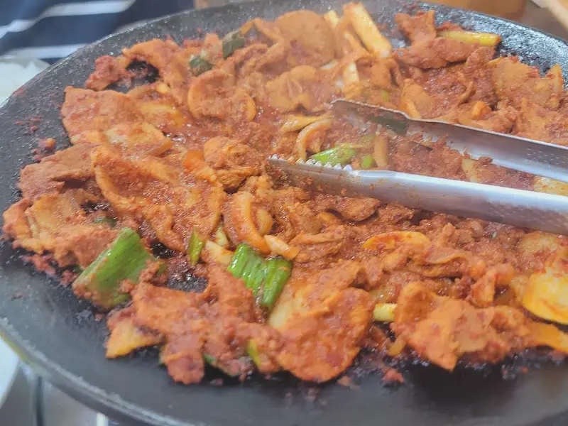 불판 위에서 익어가는 고추장 불고기