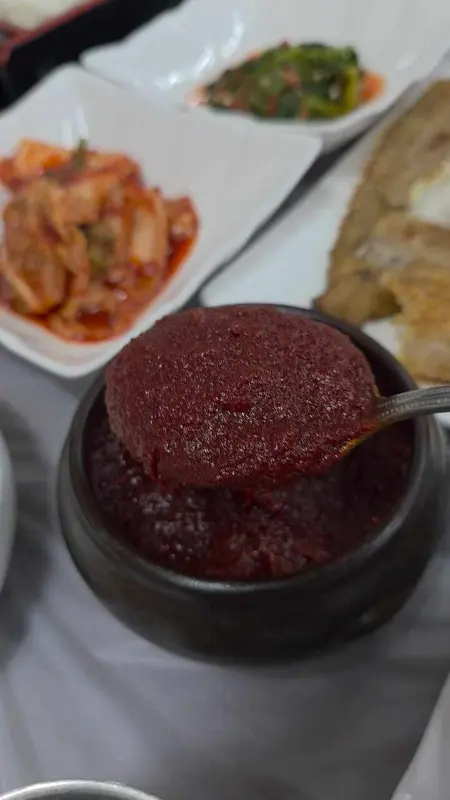 물회에 넣어 비벼 먹을 수 있도록 준비된 고추장