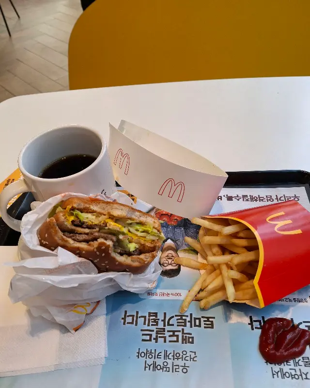 맥도날드 햄버거와 커피