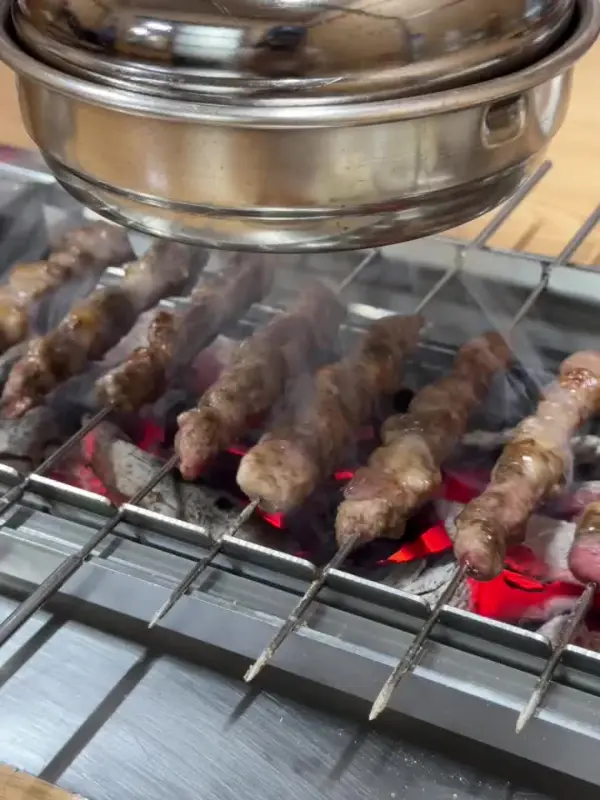 숯불 위에서 맛있게 익어가는 양꼬치