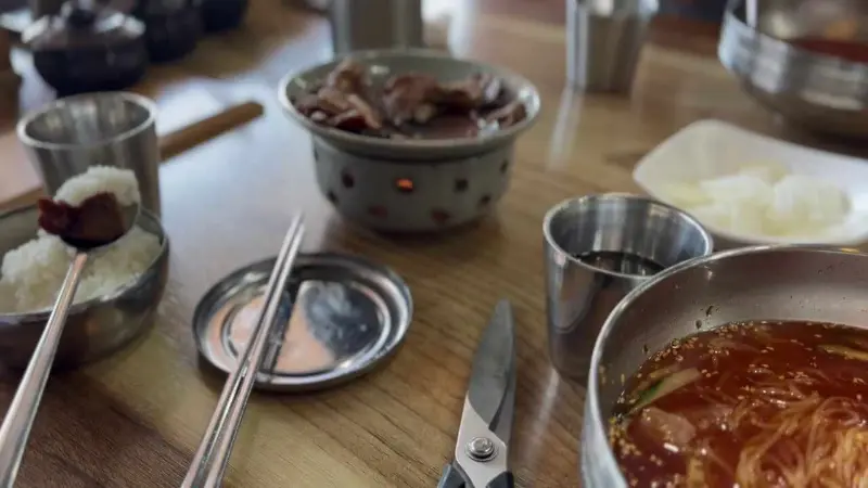 정갈하게 놓인 식기류