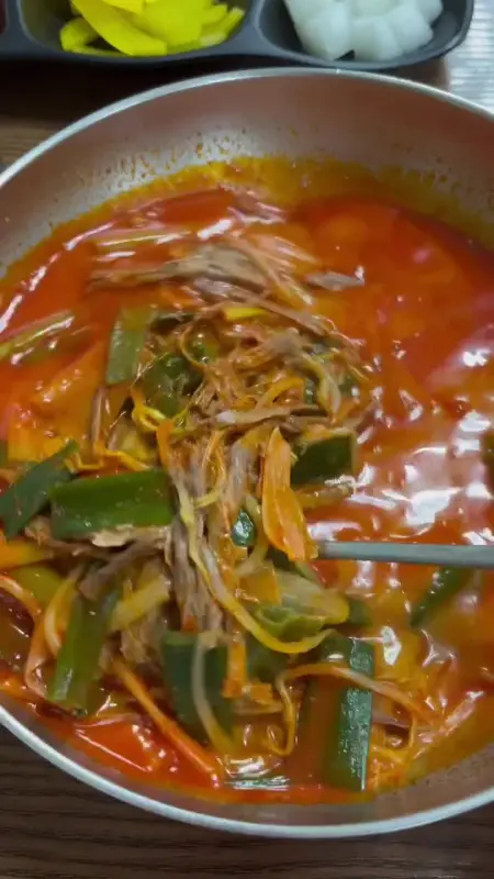 얼큰한 육개장 칼국수