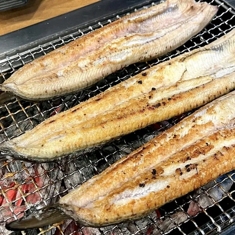숯불 위에서 맛있게 구워진 장어의 모습