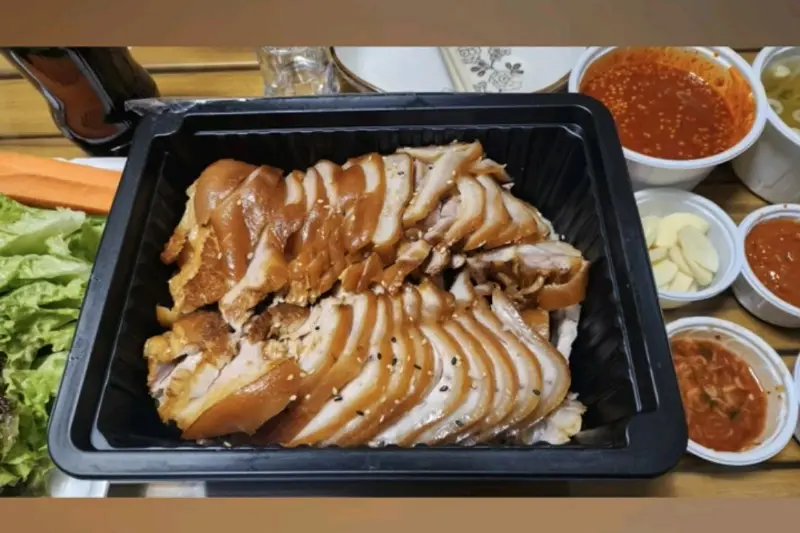 윤기가 흐르는 족발