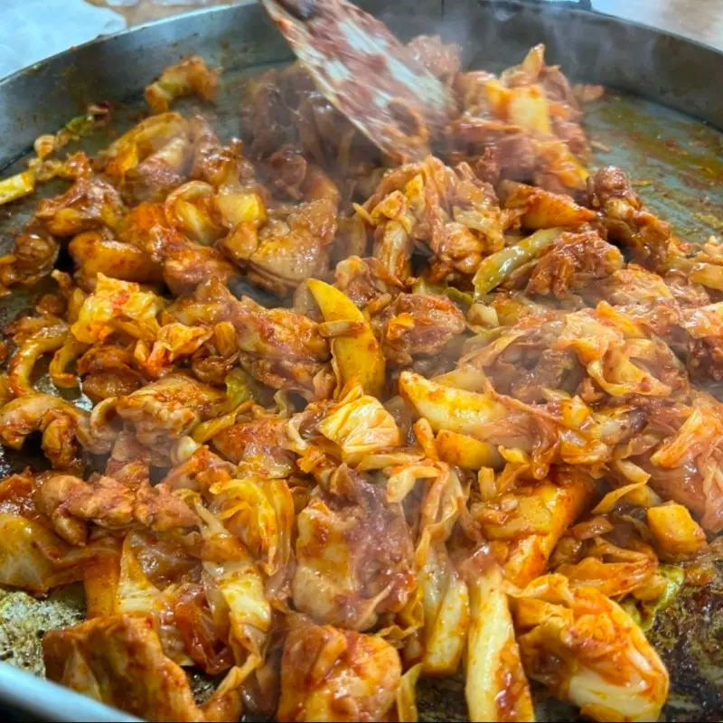 맛있게 익어가는 닭갈비