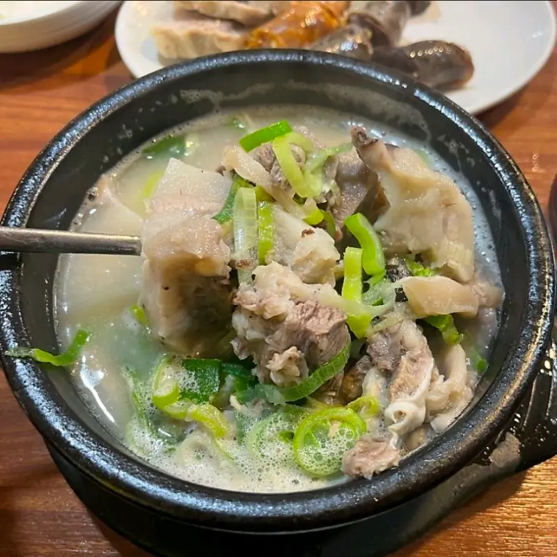 고기와 파가 푸짐하게 들어간 순대국