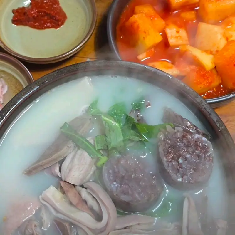 다채로운 맛을 선사하는 반찬들