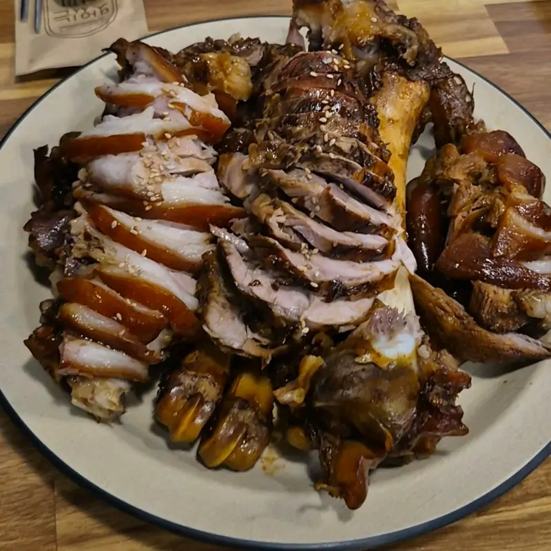 윤기가 흐르는 족발의 자태