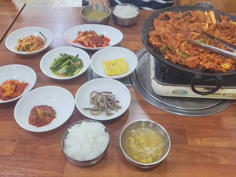 푸짐한 반찬과 고추장 불고기