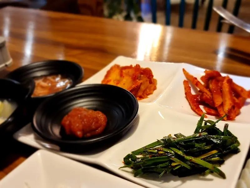 정갈하게 담긴 밑반찬들