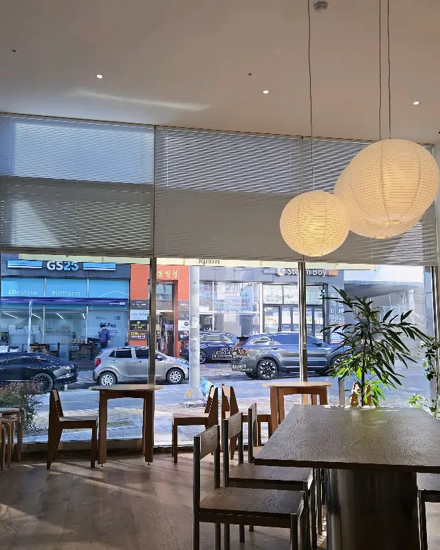 통창 너머로 보이는 바깥 풍경