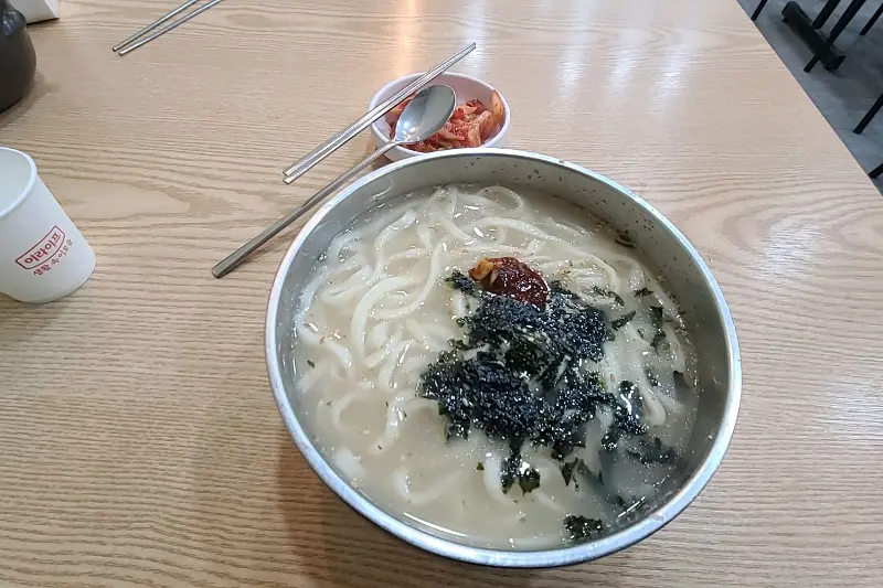 김이 모락모락 나는 칼국수