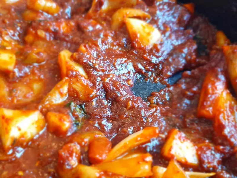 매콤한 양념이 돋보이는 갑오징어볶음