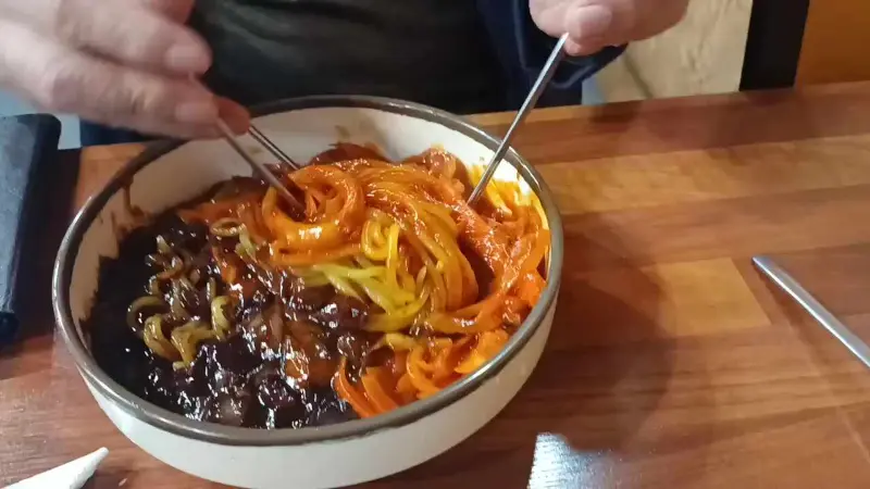 해리특짜장을 젓가락으로 비비는 모습