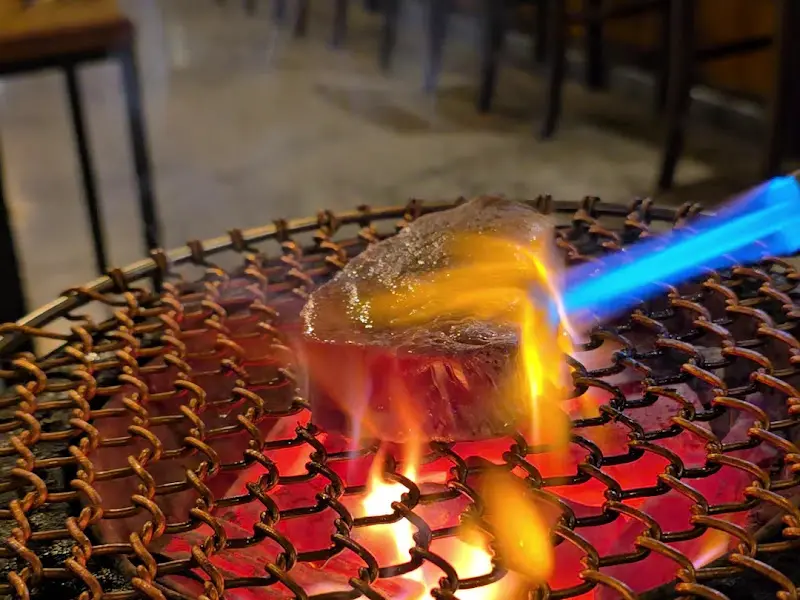 토치로 구워주는 한우