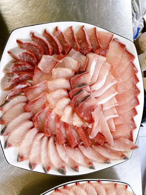 물회에 소면을 넣어 비빈 모습