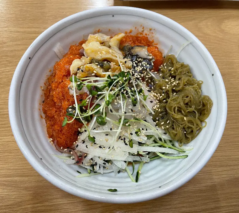 물회와 함께 제공되는 꽁치구이