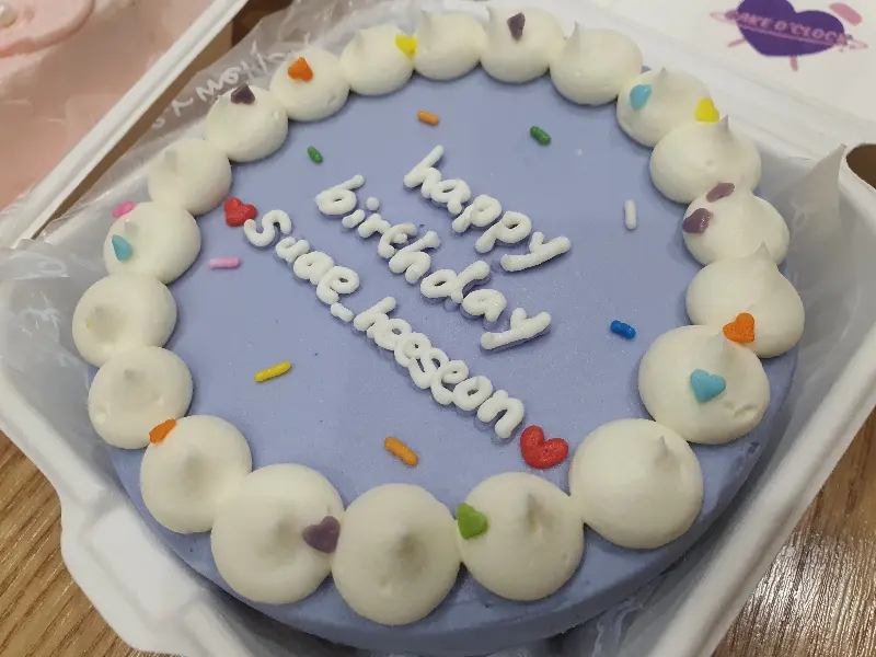 파스텔톤의 레터링 케이크