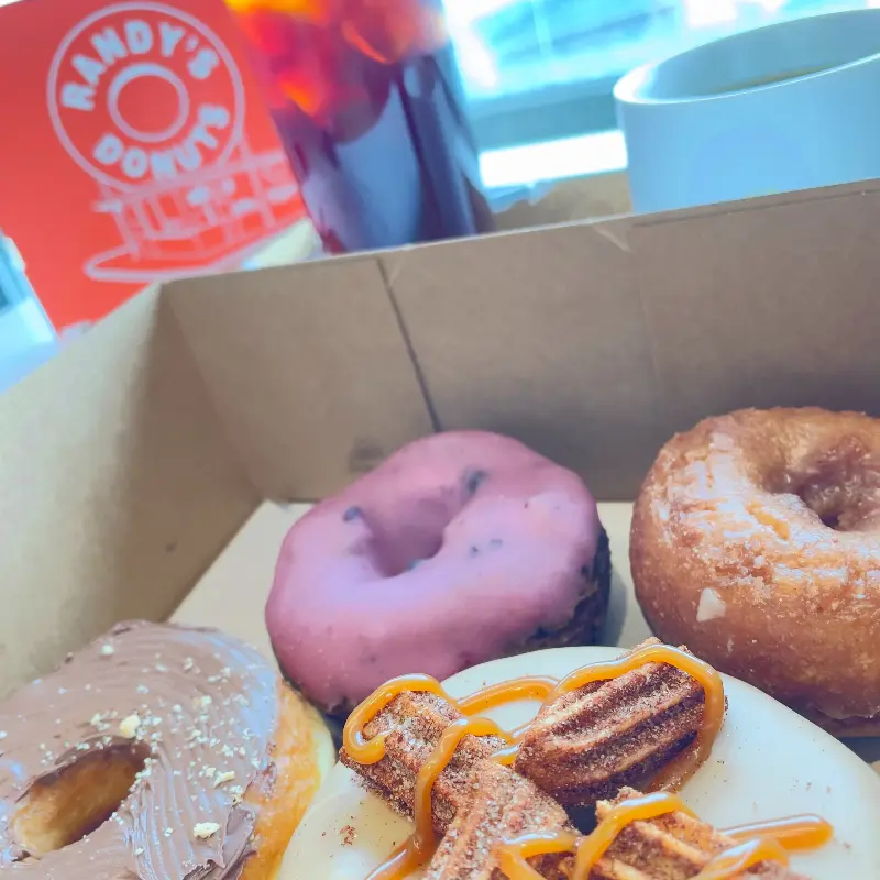 다양한 도넛을 포장해가는 손님