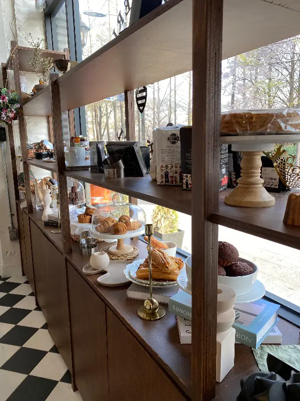 다양한 빵과 음료가 진열된 모습