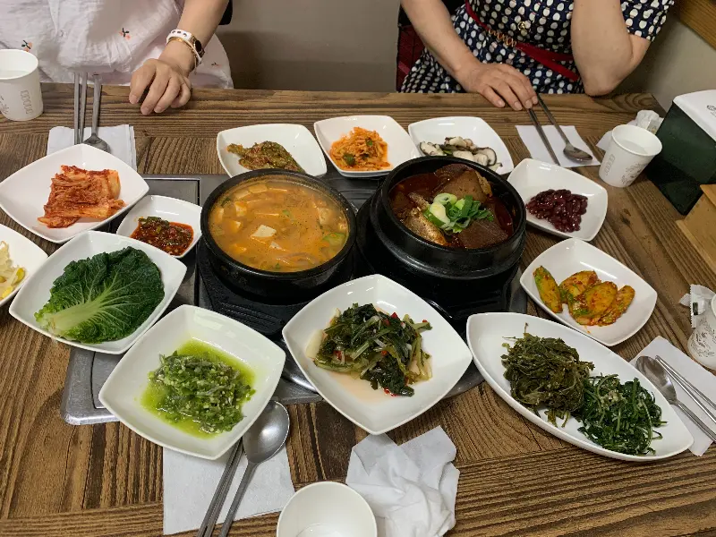 정갈하게 차려진 수정식당의 테이블