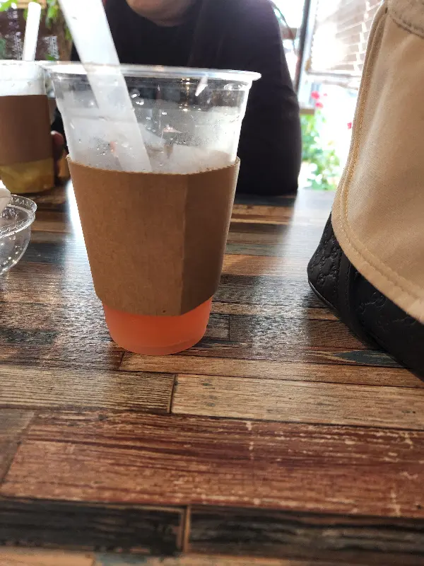 음료를 마시고 남은 컵