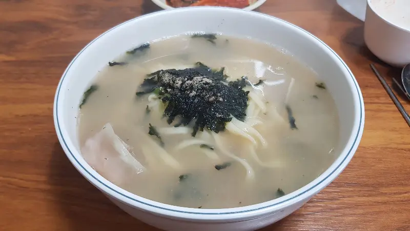 뽀얀 국물의 칼국수