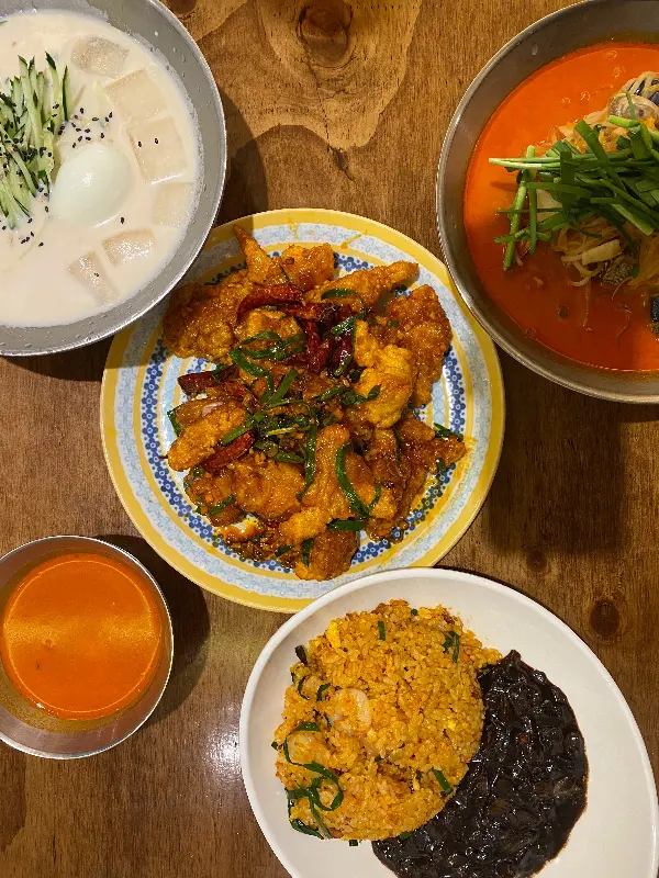 다양한 음식들이 차려진 테이블