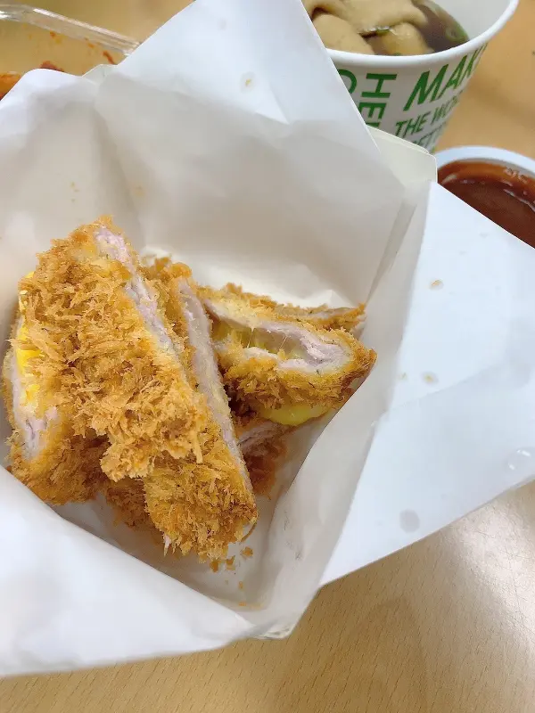 먹기 좋게 잘린 치즈 돈까스