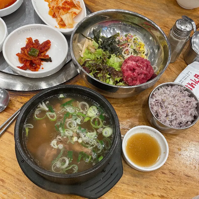 푸짐한 양을 자랑하는 온니유의 음식 사진