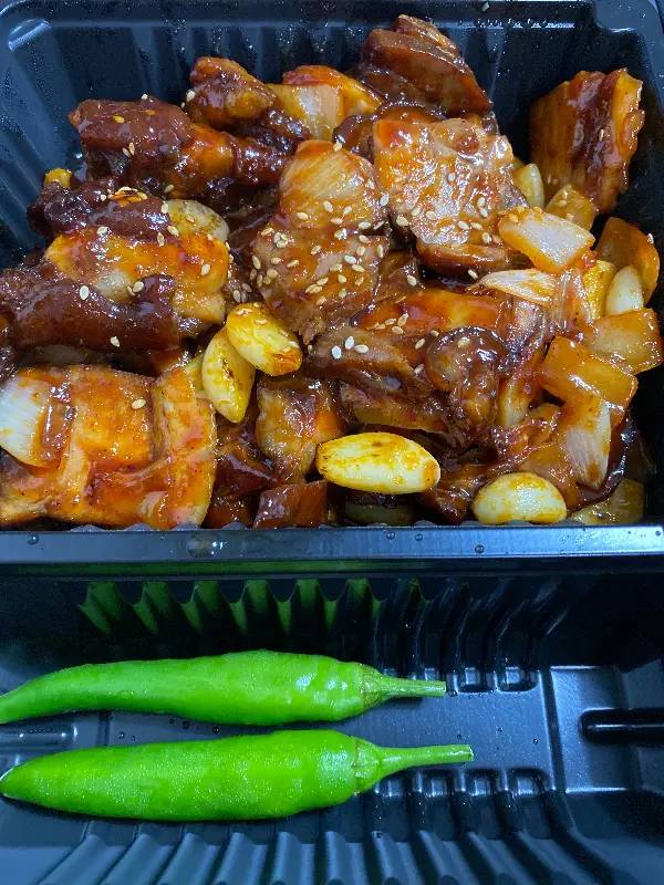 매콤한 양념이 인상적인 불족발