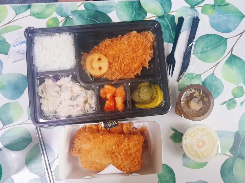 정갈하게 포장된 돈까스 도시락