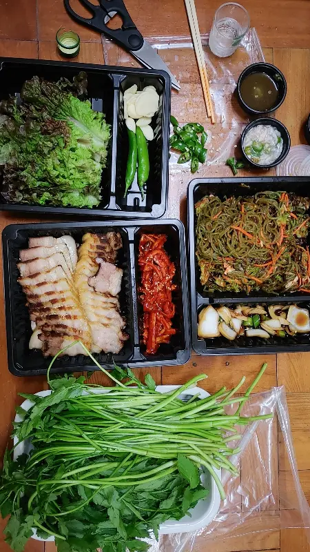 푸짐하게 차려진 족발 한 상