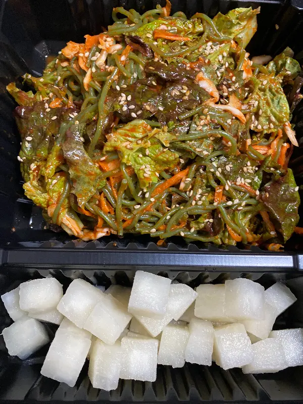 새콤달콤한 비빔면