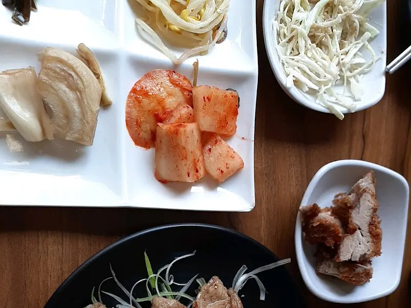 다채로운 밑반찬 구성