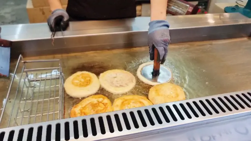 호떡을 만드는 모습