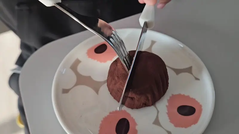 나이프와 포크로 트러플을 자르는 모습