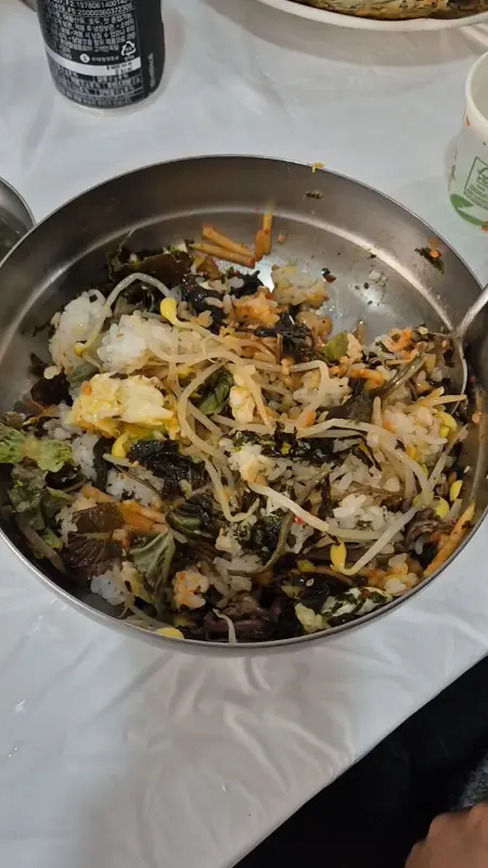 스테인리스 그릇에 담겨 나온 산채비빔밥