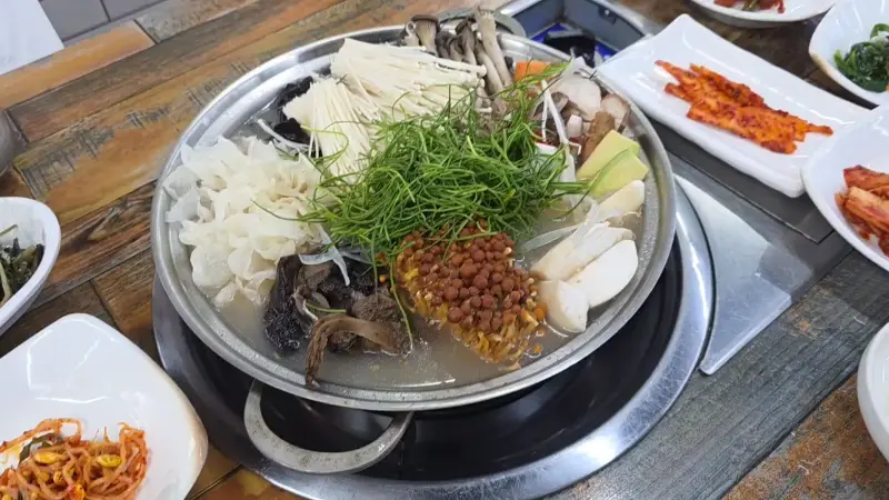 다채로운 버섯과 채소로 가득한 능이버섯전골