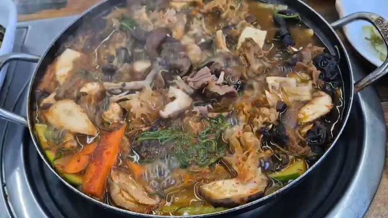 끓일수록 깊어지는 능이버섯전골의 풍미