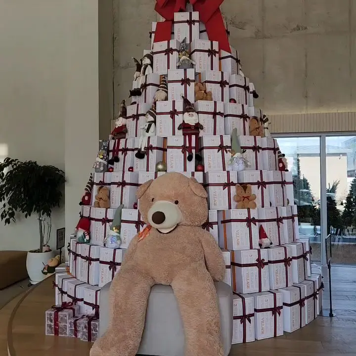 선물 상자로 만든 거대한 크리스마스 트리