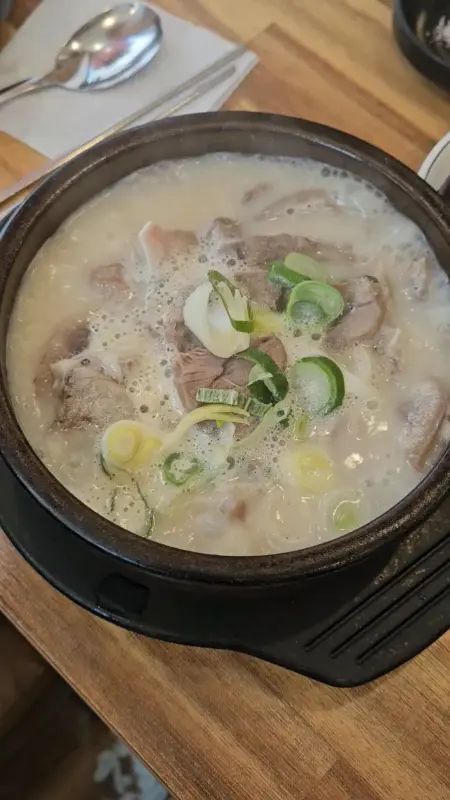 뽀얀 국물에 푸짐하게 담긴 순대와 고기