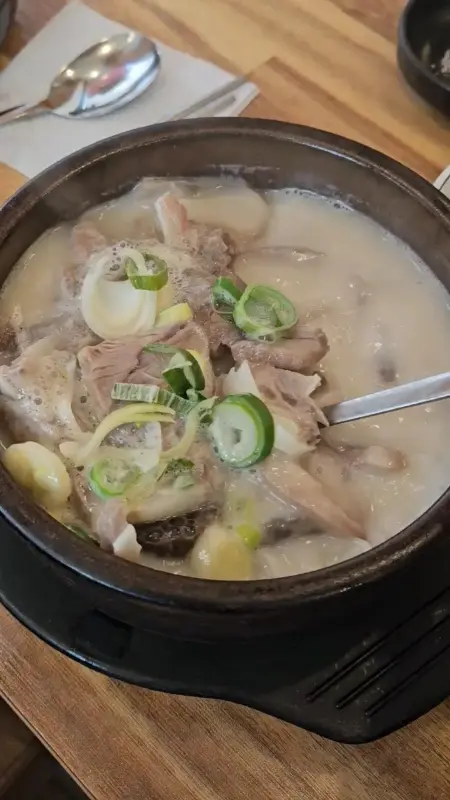 파와 들깨가루가 듬뿍 뿌려진 순대국